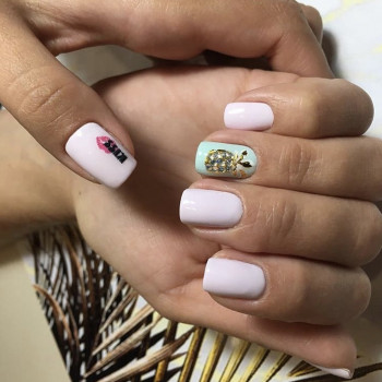 Нюдовий манікюр з написом фруктами, фото -  Iris