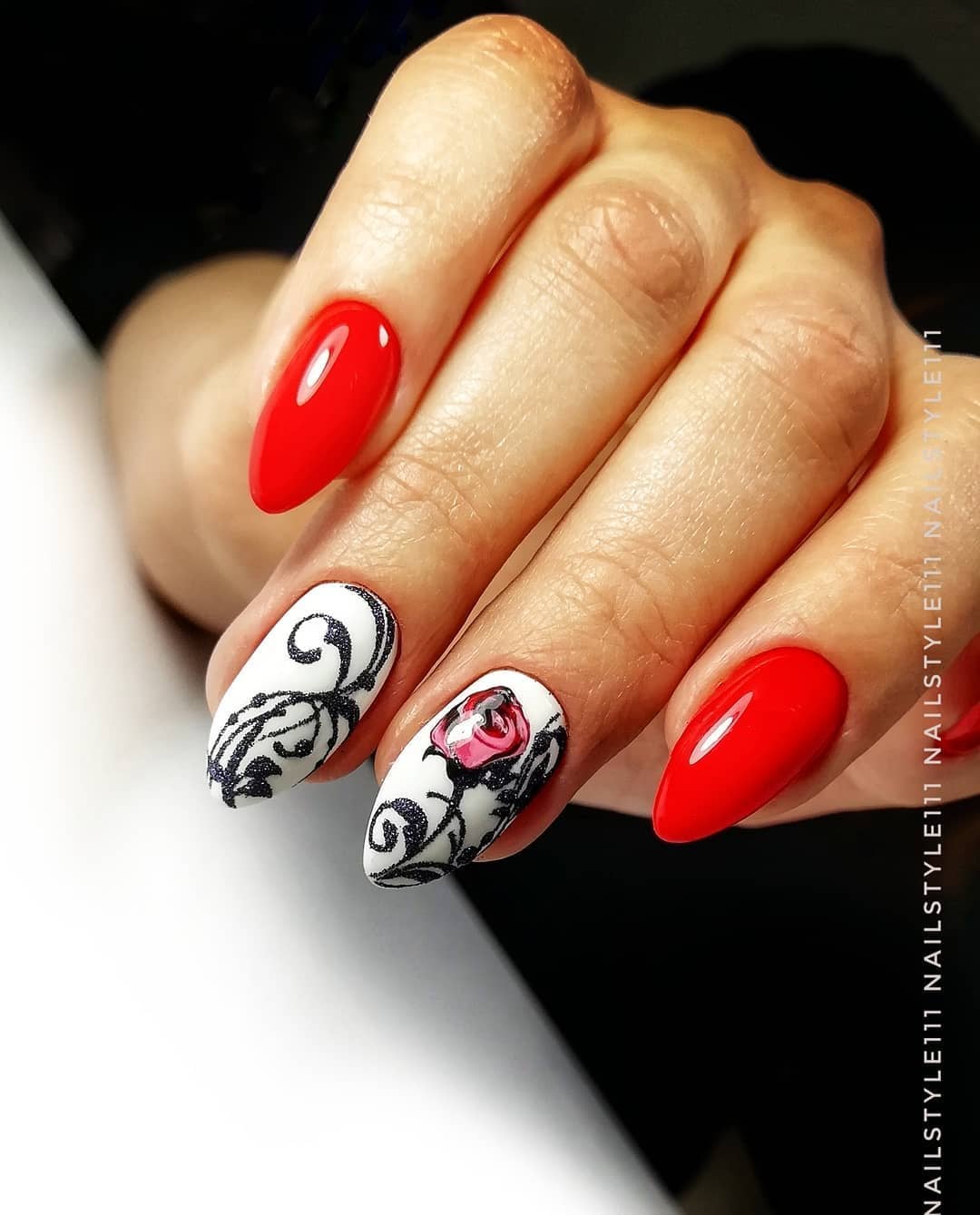 Красный маникюр с рисунком цветами, фото - Ногтевая студия NailStyle