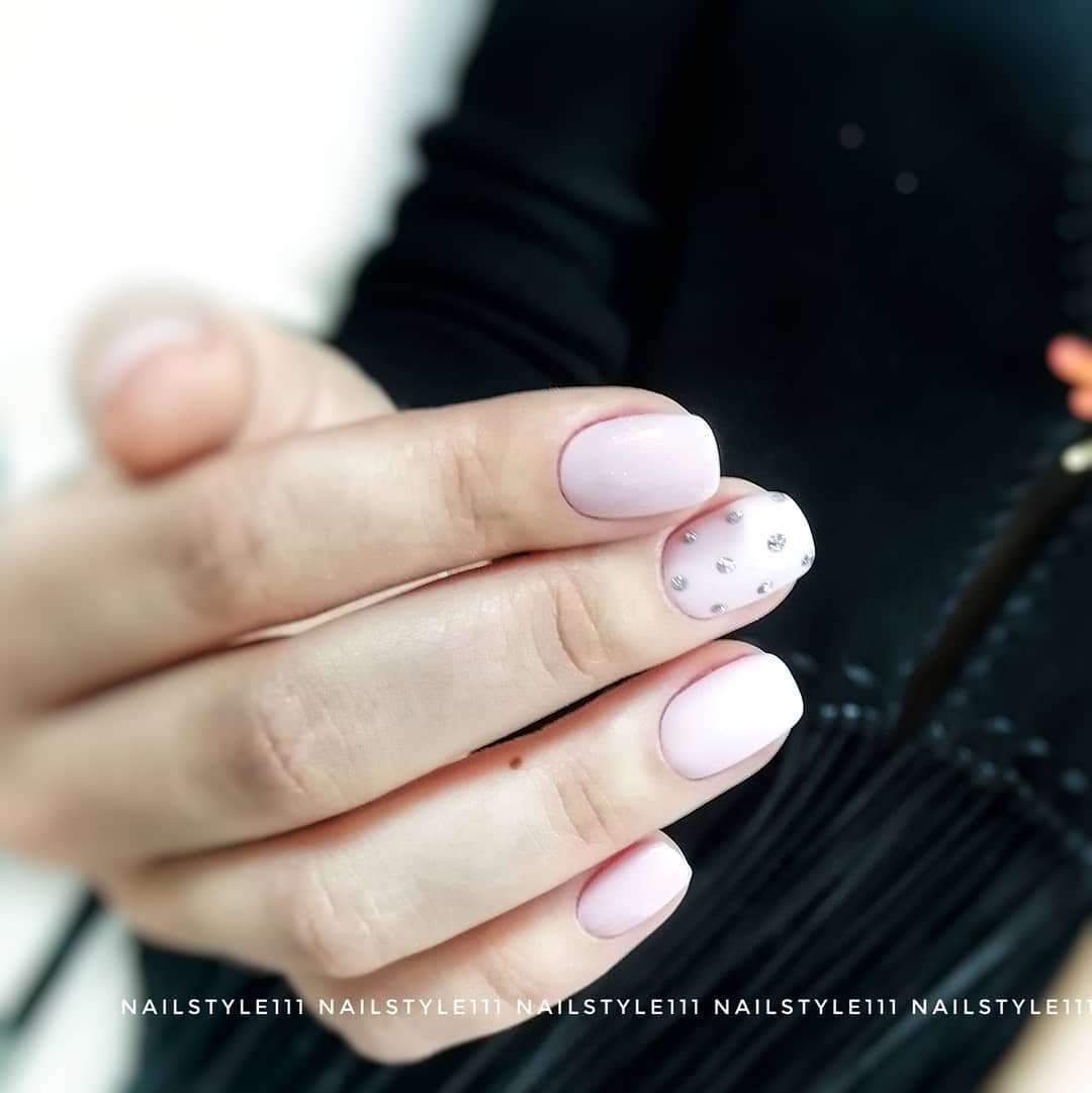 Нежный маникюр с блестками розовый, фото - Ногтевая студия NailStyle