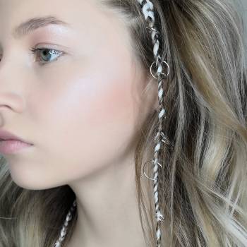 Косичка з заплетеними кільцями