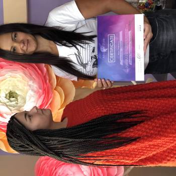 Наш спеціаліст отримує сертифікат від Afro Style