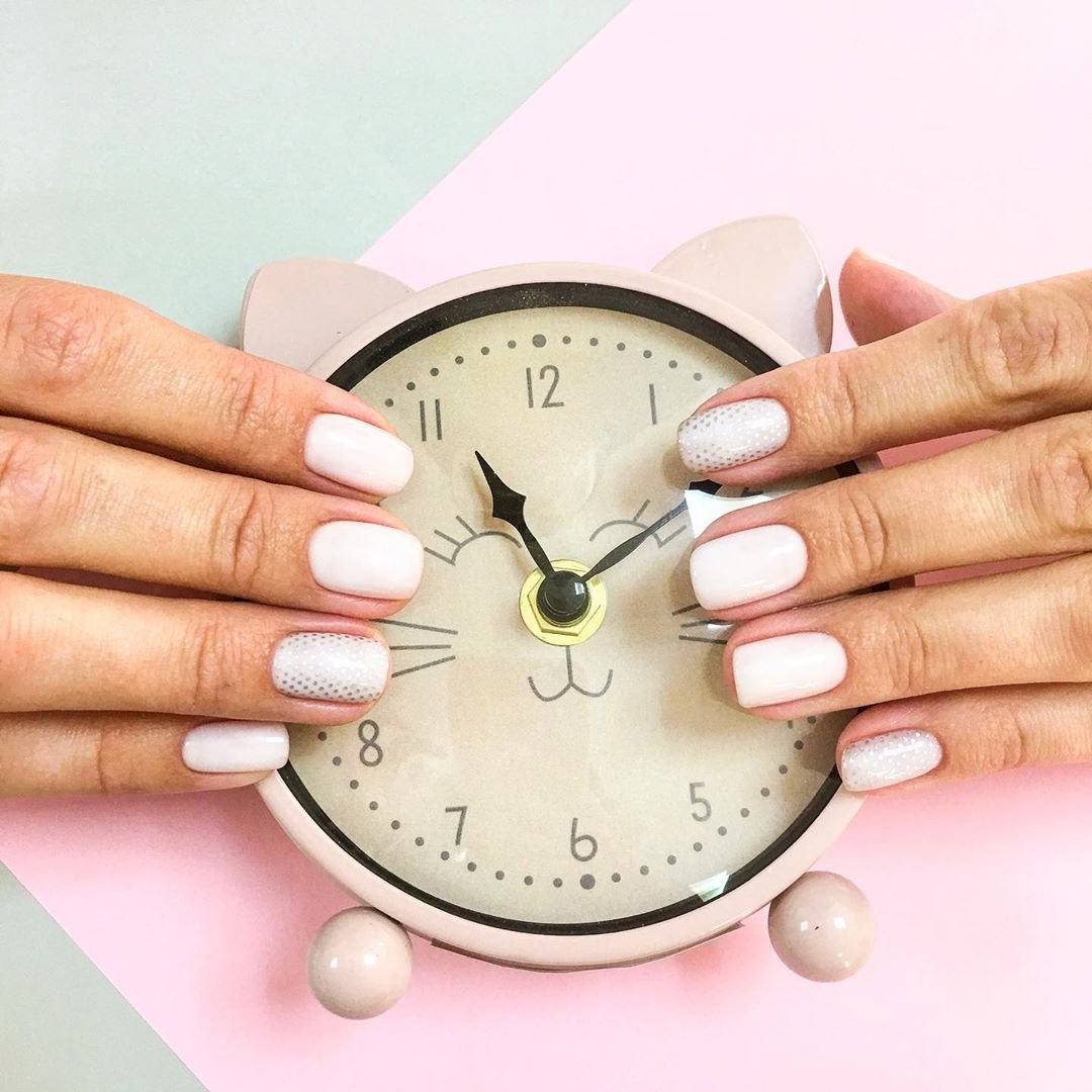 Білий манікюр ніжний з блискітками, фото -  Nude nails bar