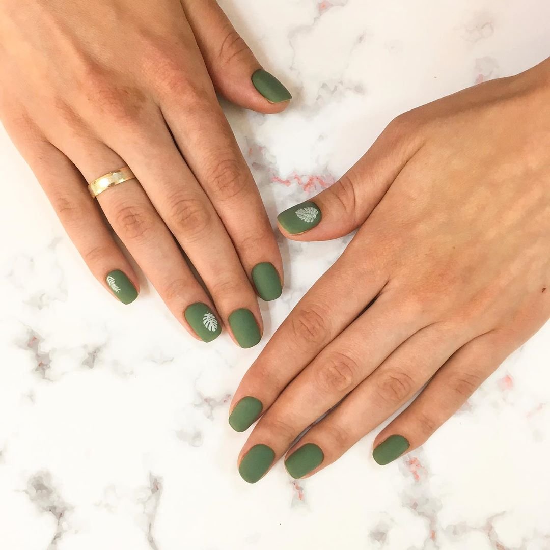 Маникюр с рисунком матовый зеленый, фото -  Nude nails bar