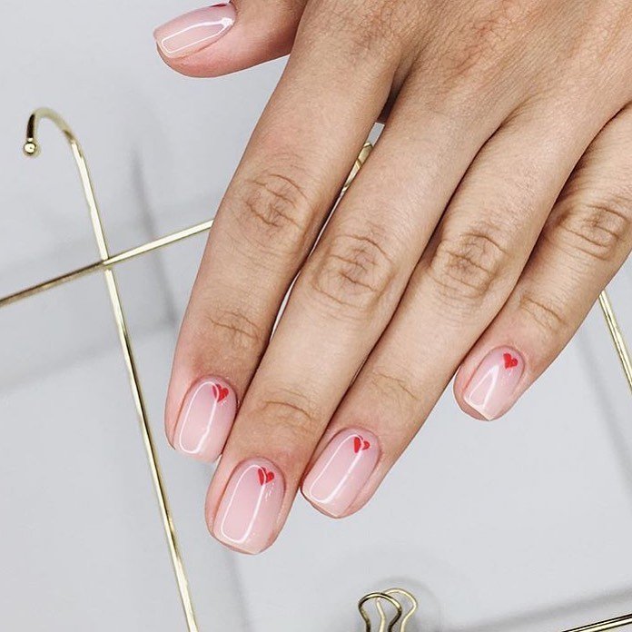 Нежный маникюр нюдовый с рисунком, фото -  Nude nails bar