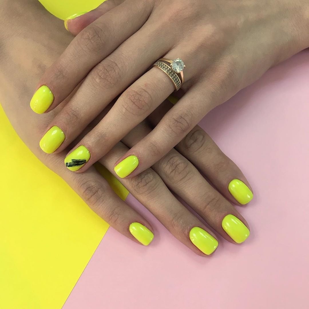 Маникюр с рисунком яркий желтый, фото -  Nude nails bar