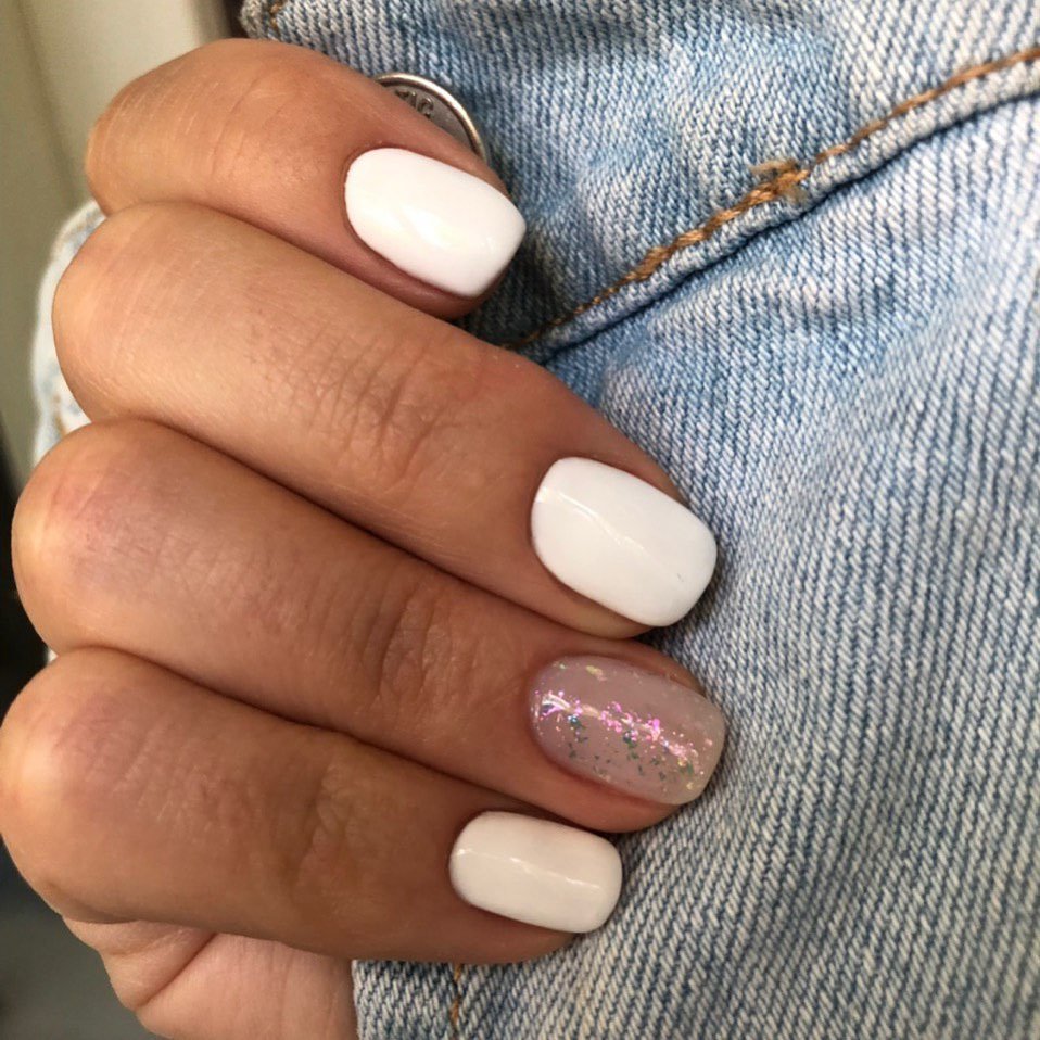 Білий манікюр ніжний з блискітками, фото -  Nude nails bar