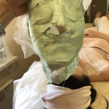 Гипсовая маска призвана моделировать овал лица и стимулирова