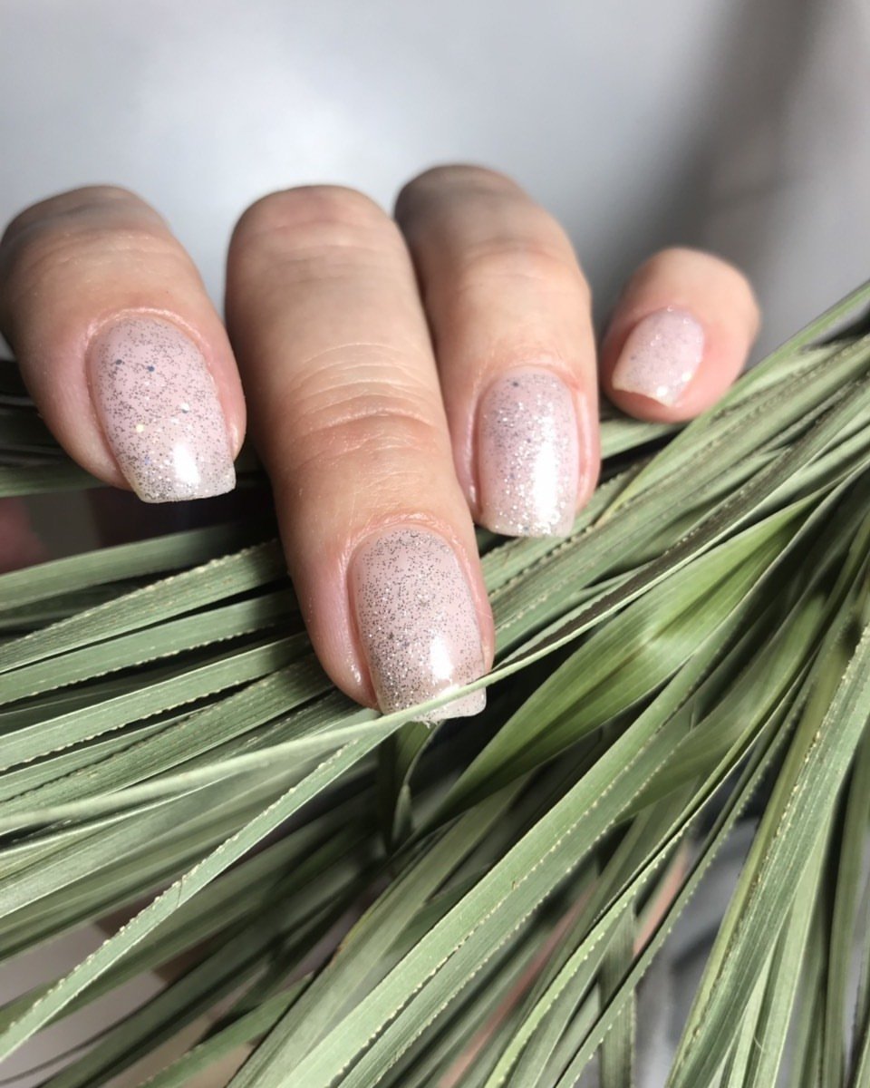 Ніжний манікюр з блискітками світлий, фото - Студія краси Express Beauty Bar