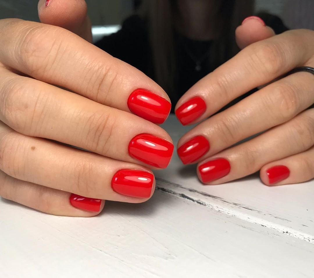 Червоний манікюр на короткі нігті яскравий, фото - Студія краси Beauty Lab MV