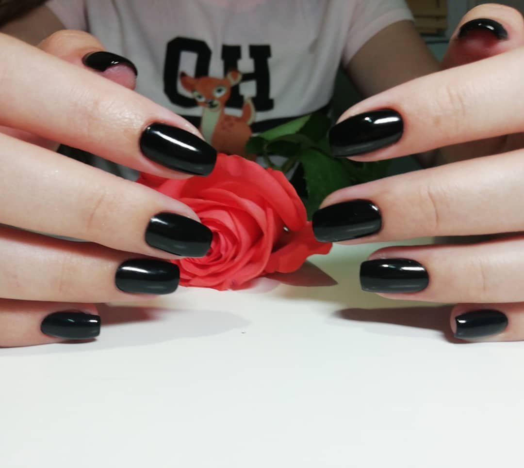Черный маникюр однотонный (монохромный) темный, фото - Студия красоты Барбарис