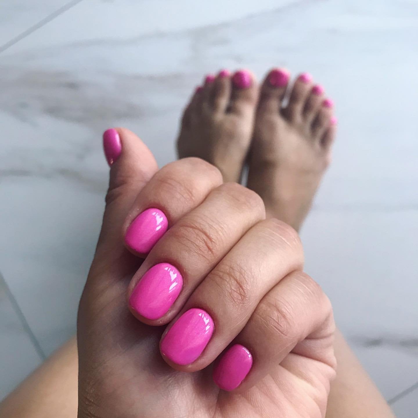 Маникюр на короткие ногти яркий розовый, фото -  Chic