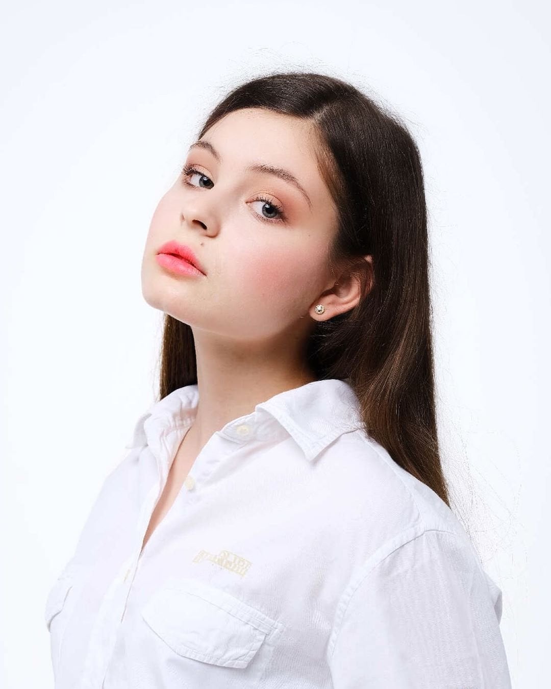 Фотосесія у студії на білому тлі сорочці, фото - Студія краси Storchak Studio