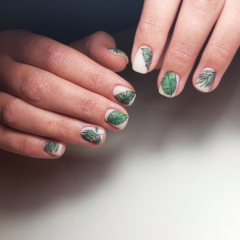 Маникюр на короткие ногти с рисунком зеленый, фото -  Van Gogh nail & brow bar
