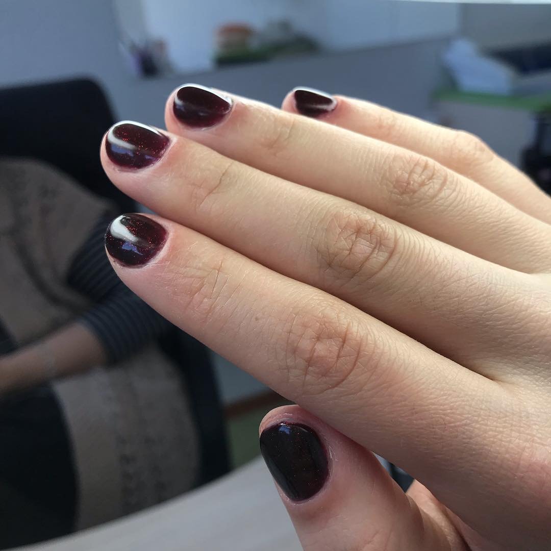 Маникюр на короткие ногти бордовый однотонный (монохромный), фото - Студия красоты Mariam