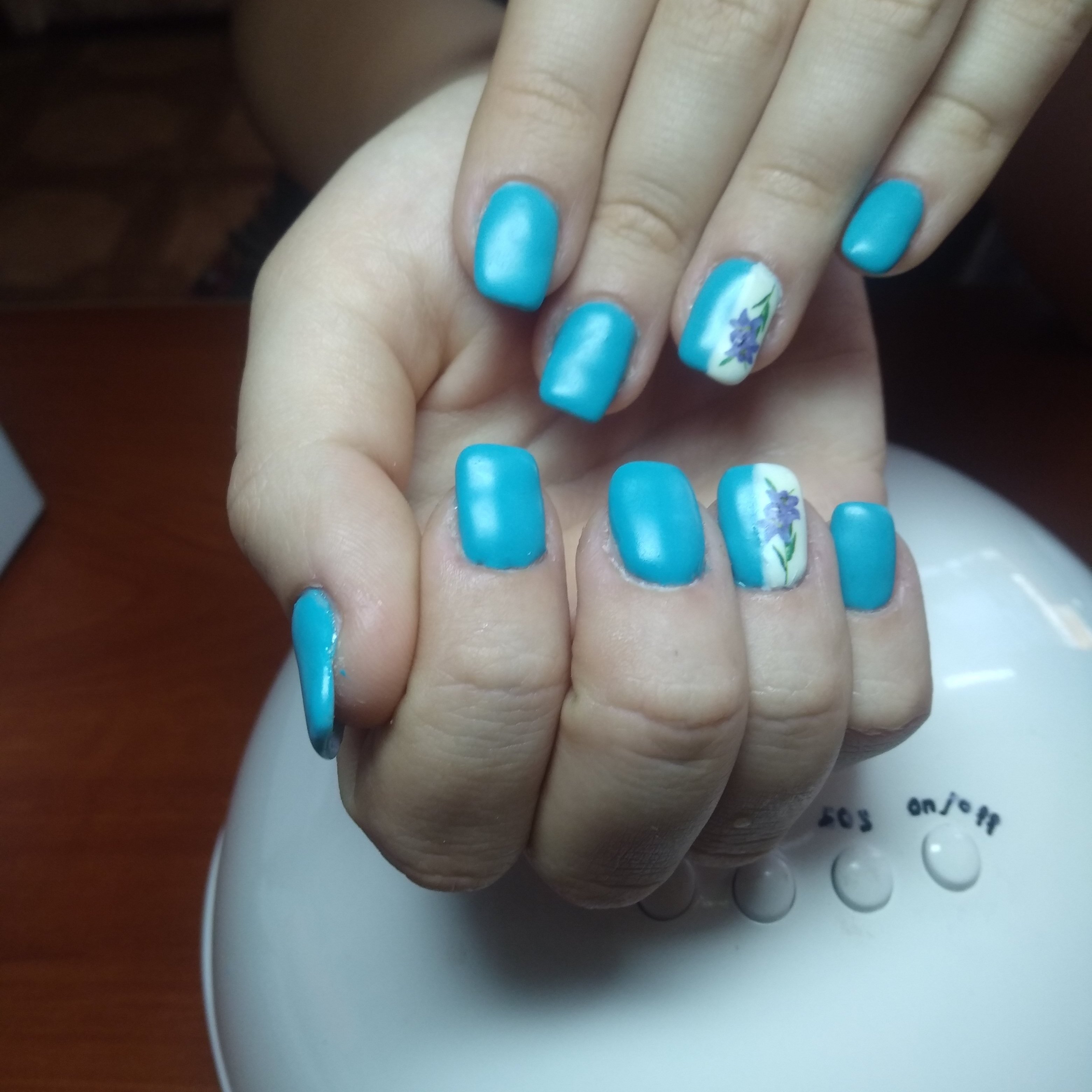 Манікюр на короткі нігті з малюнком квітами, фото - Майстер манікюру Наталья Моргун