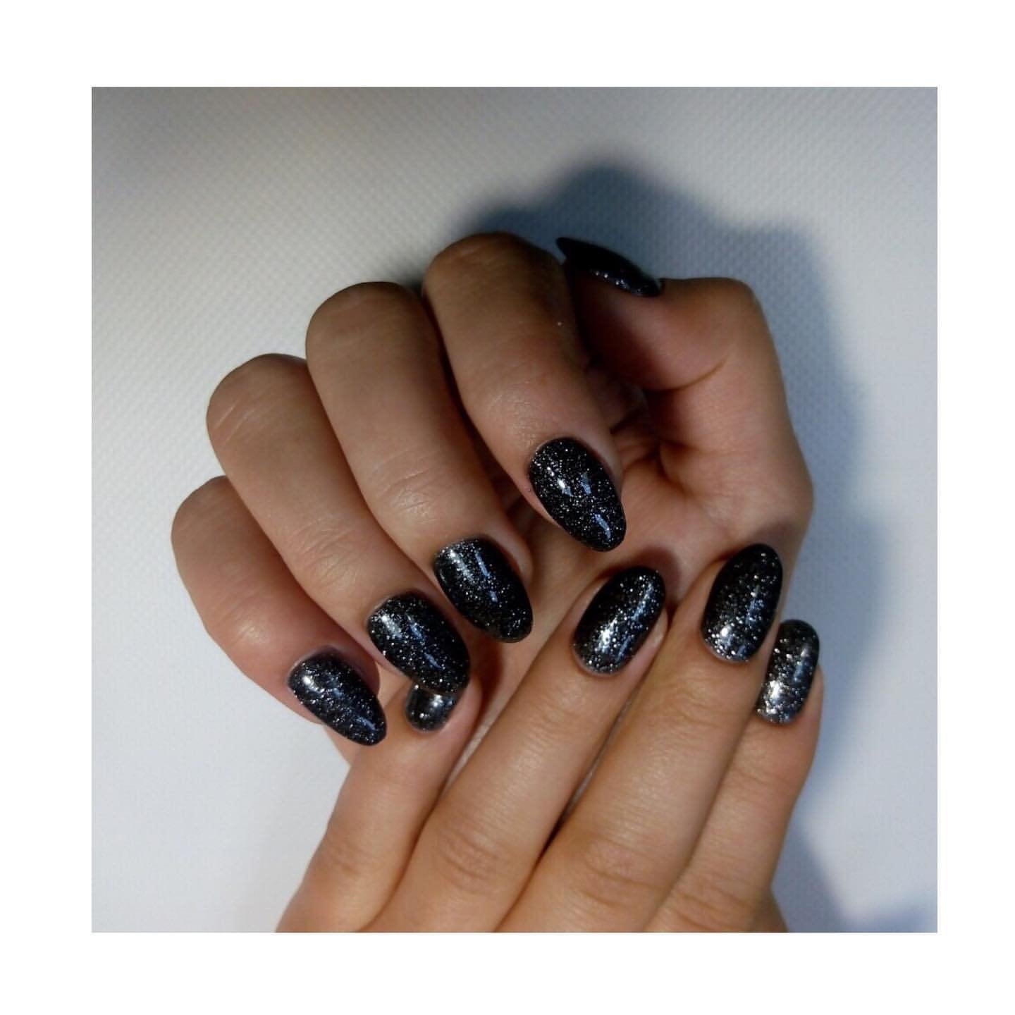 Маникюр с блестками черный темный, фото - Ногтевая студия Nails Room