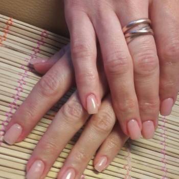 укрепление+запечатывание кончиков ногтей с нюдовым покрытием