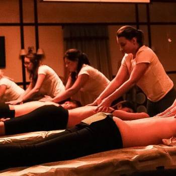 12 массажистов - одновременный массаж