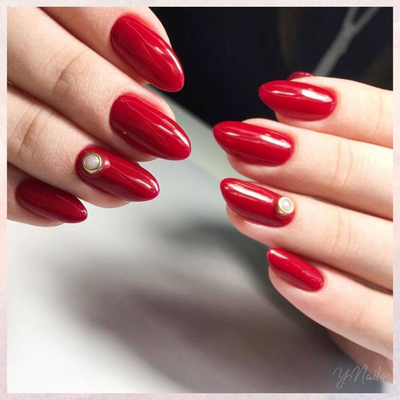 Червоний манікюр мигдаль на довгі нігті, фото - Нігтьова студія Y.Nails