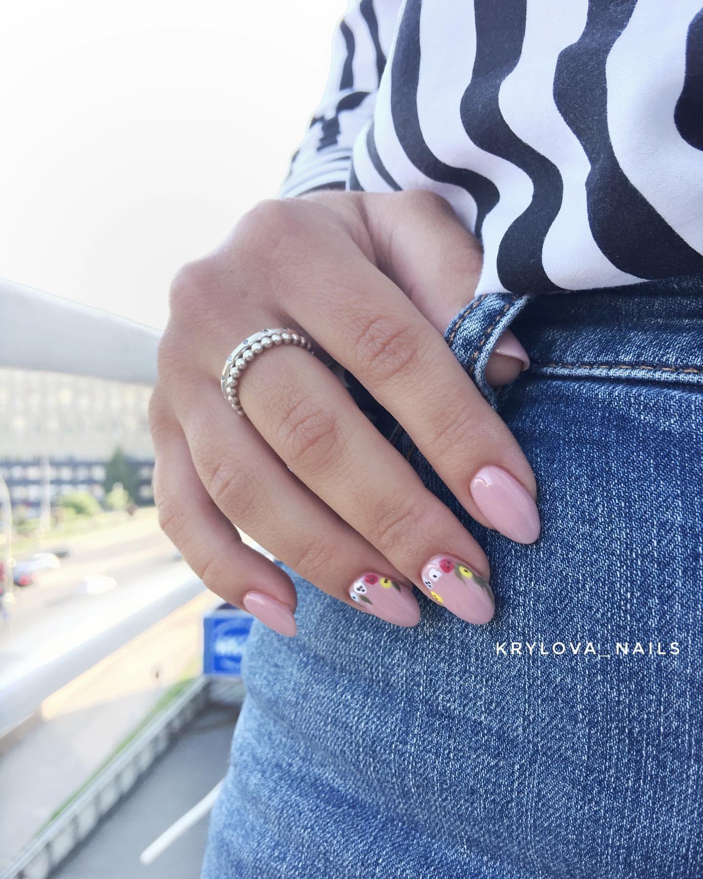 Ніжний манікюр нюдовий з малюнком, фото - Нігтьова студія Krylova Nails