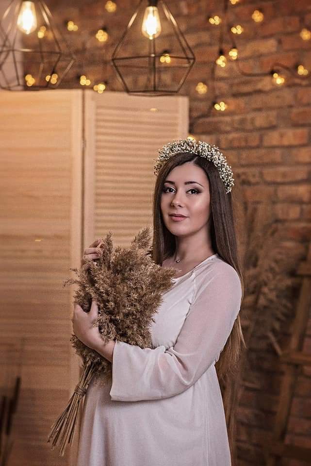 Фотосесія вагітності у студії з букетом, фото - Візажист Марина Шульц