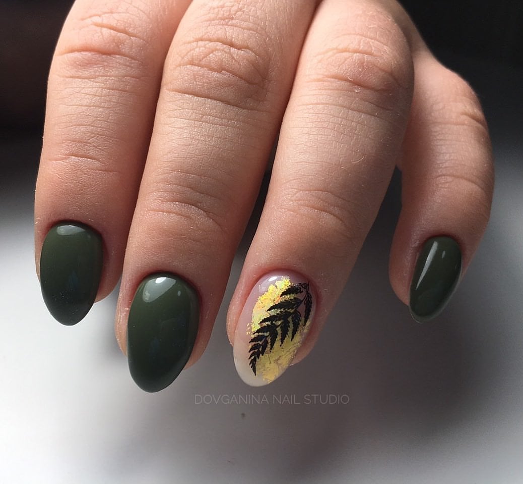 Маникюр с рисунком зеленый темный, фото - Ногтевая студия Dovganina Nail Studio