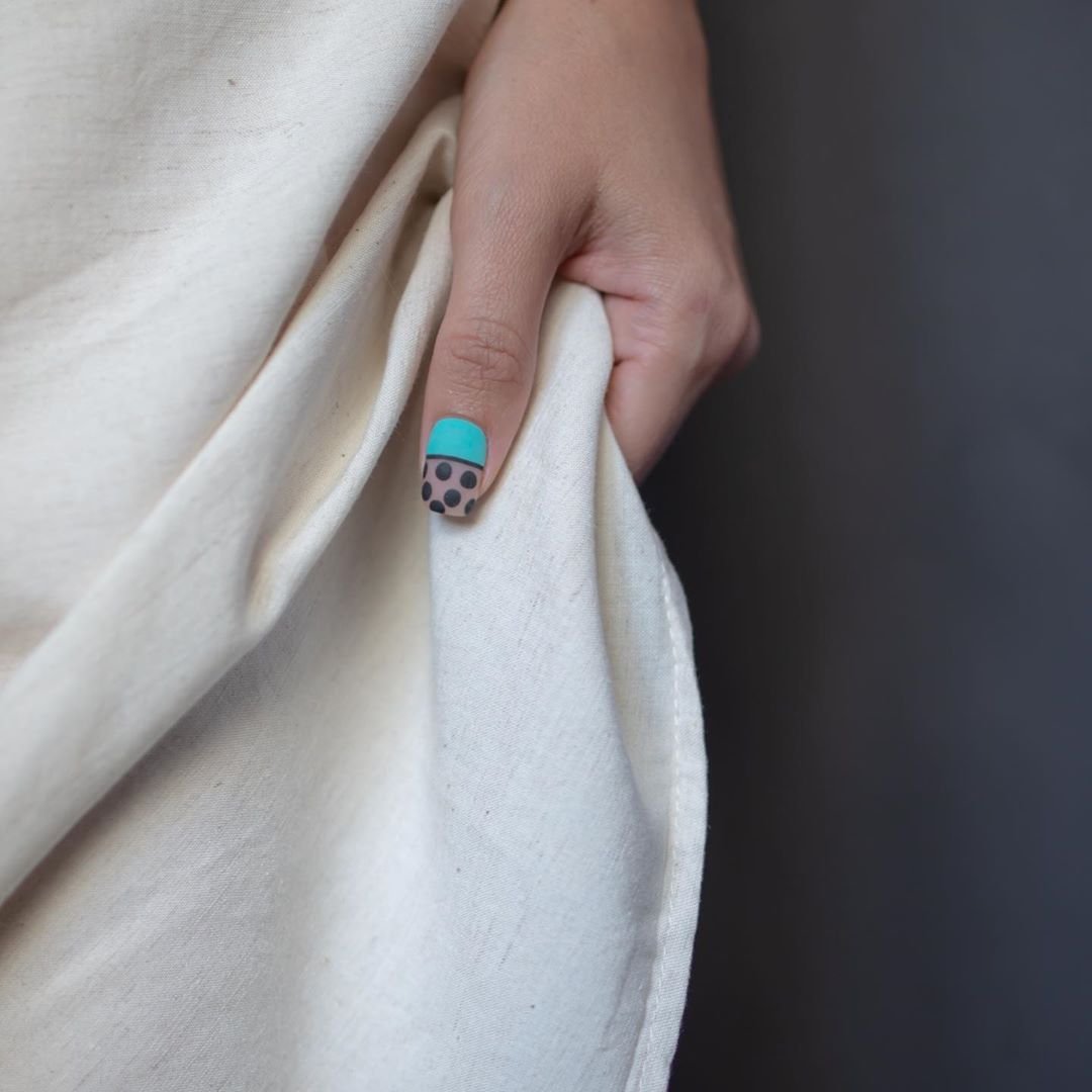 Маникюр на короткие ногти черный бежевый, фото -  VG nailart