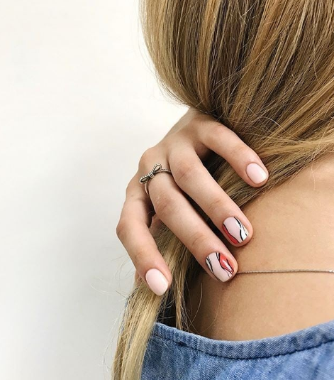 Маникюр на короткие ногти нюдовый с рисунком, фото - Ногтевая студия Kris Style