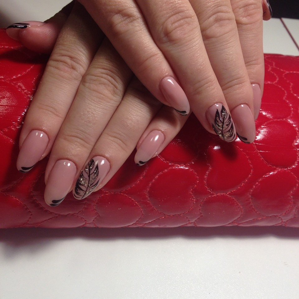 Нюдовий манікюр з малюнком чорний, фото -  Юлия Бабий