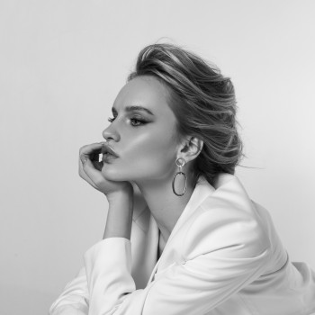 Прически и укладки
                     Первая городская студия прически и макияжа Харьков