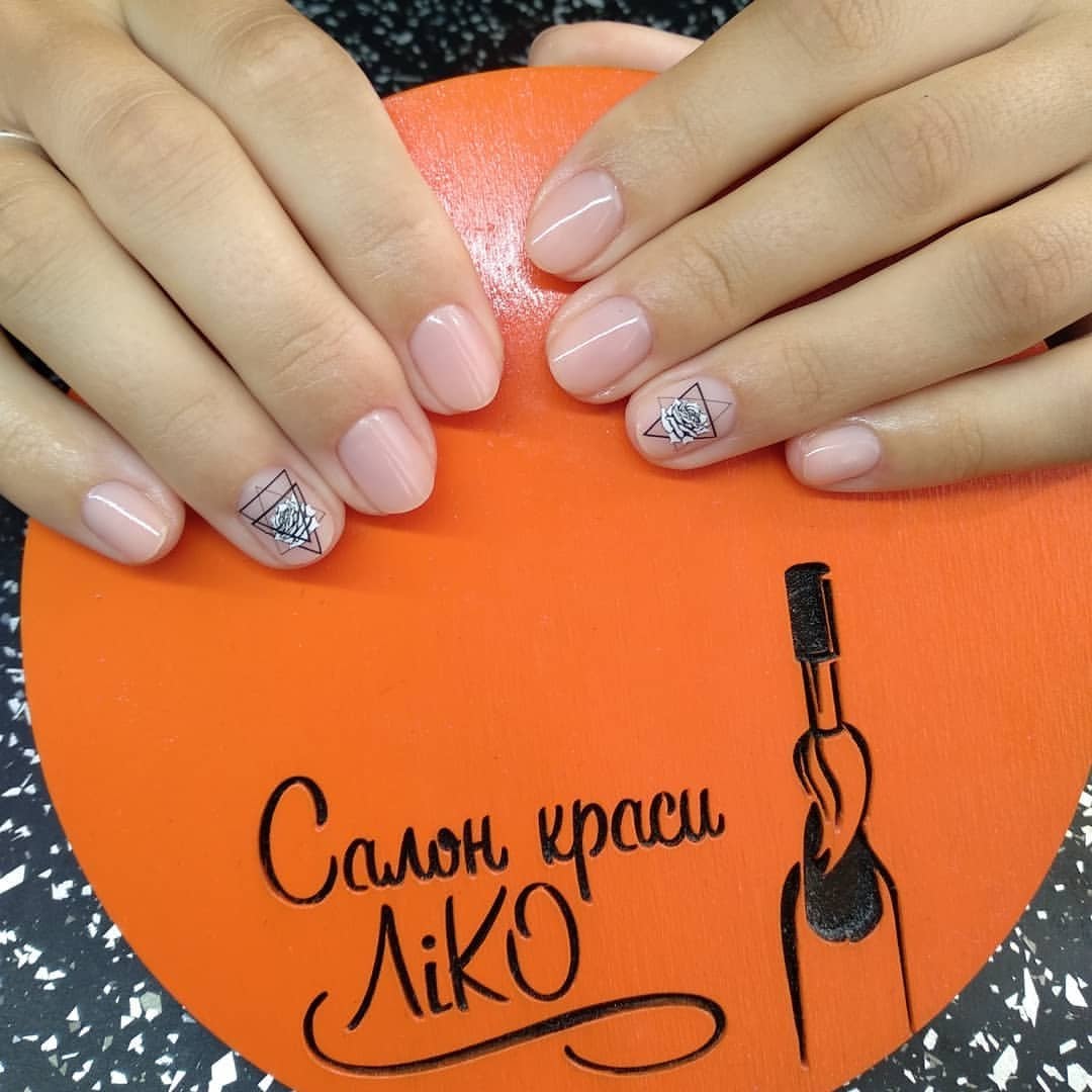 Маникюр на короткие ногти нюдовый геометрия, фото - Студия красоты Ліко