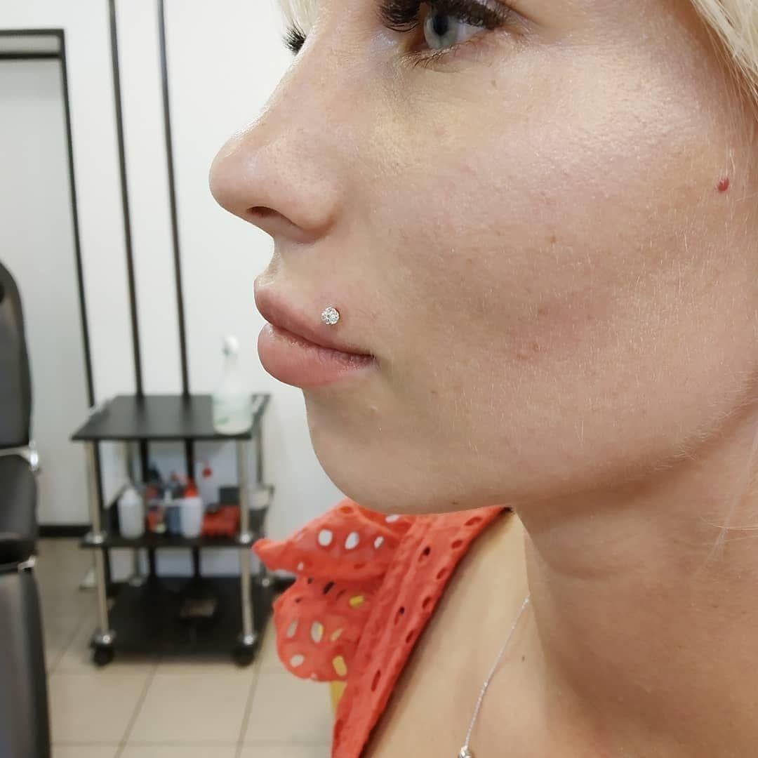 Пирсинг губ монро, фото - Тату салон HouseInk Tattoo Studio