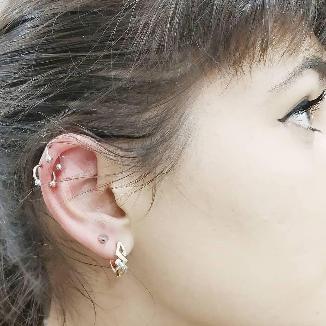 Пірсинг вуха мочки хелікс, фото - Тату салон HouseInk Tattoo Studio