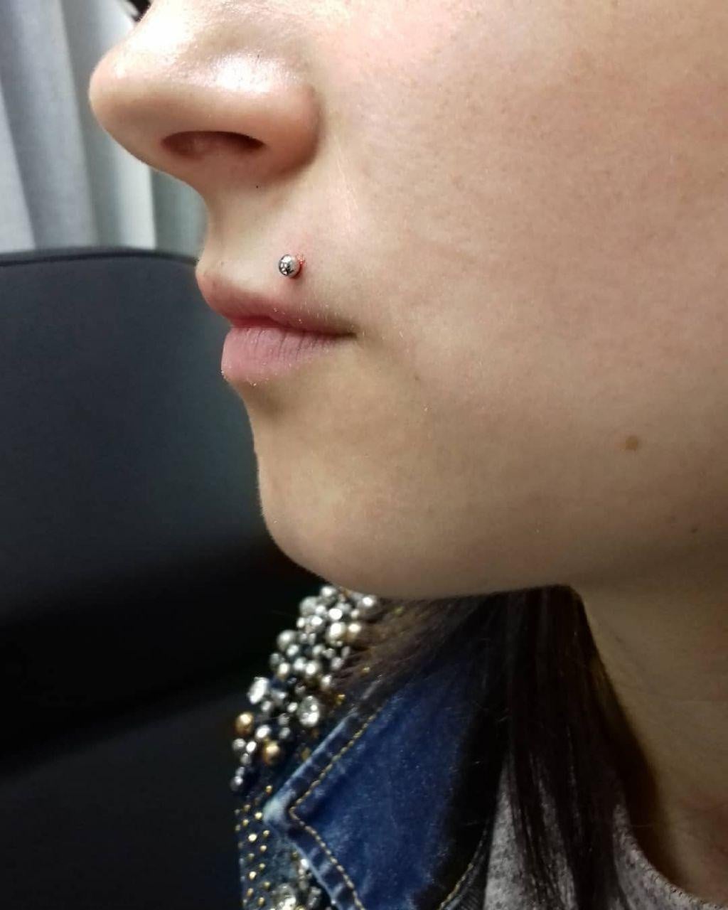 Пирсинг губ монро, фото - Тату салон HouseInk Tattoo Studio