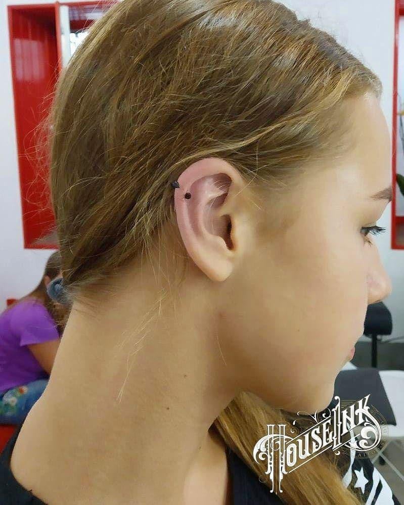 Пирсинг уха хеликс индастриал, фото - Тату салон HouseInk Tattoo Studio