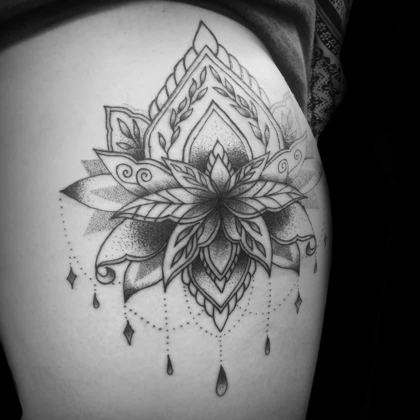 Женские черно-белые цветы, фото - Тату салон HouseInk Tattoo Studio