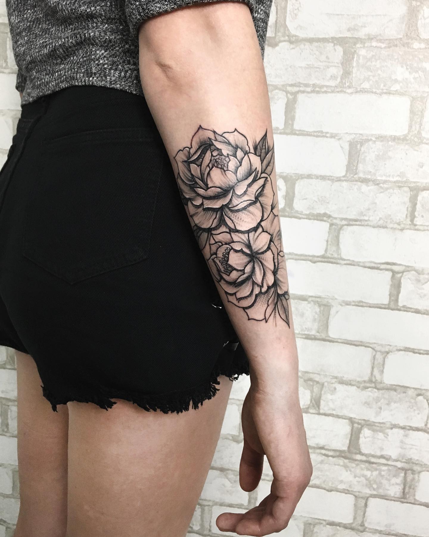 Женские на предплечье роза, фото - Тату салон Dark Space Tattoo