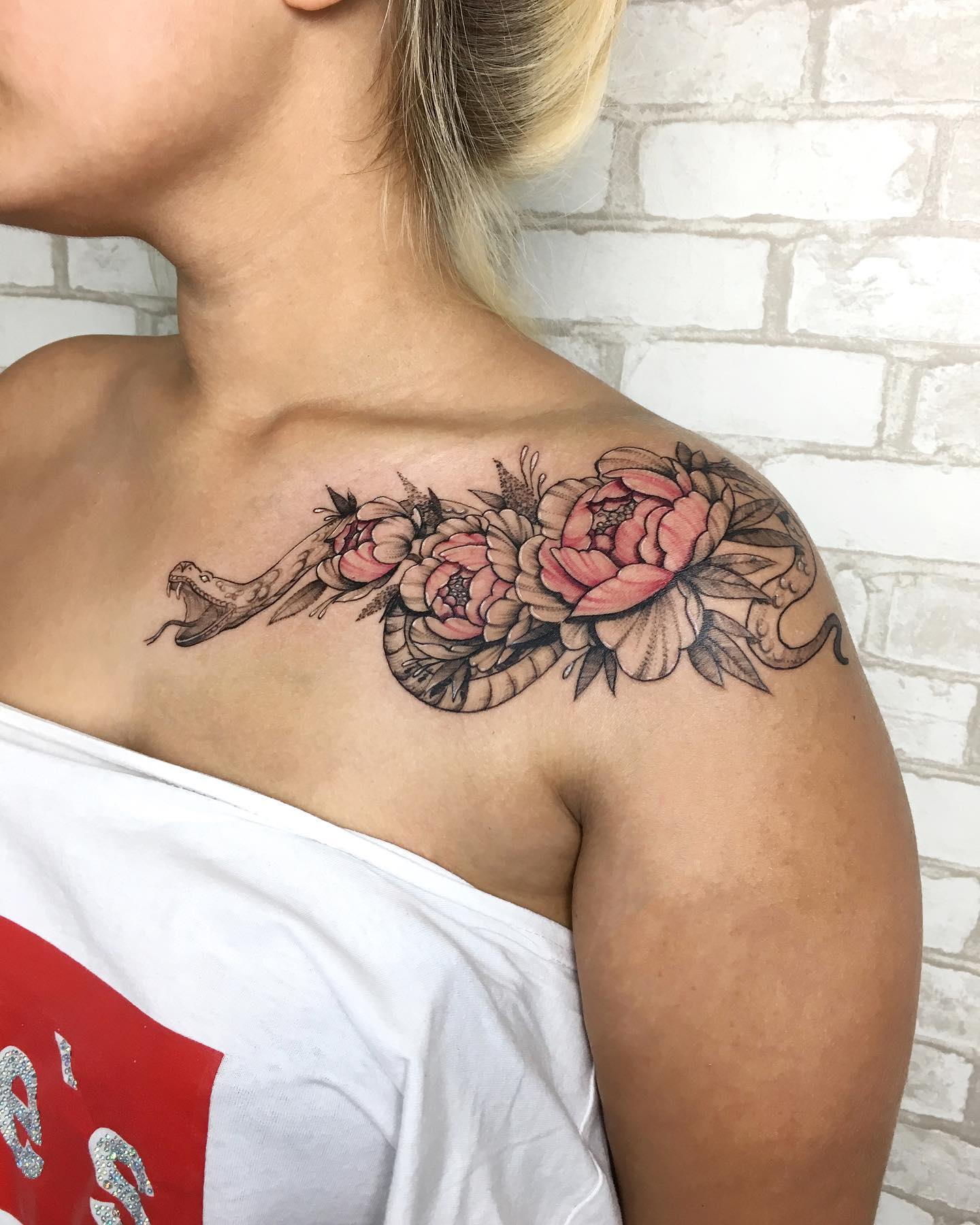 Женские змея на плече, фото - Тату салон Dark Space Tattoo