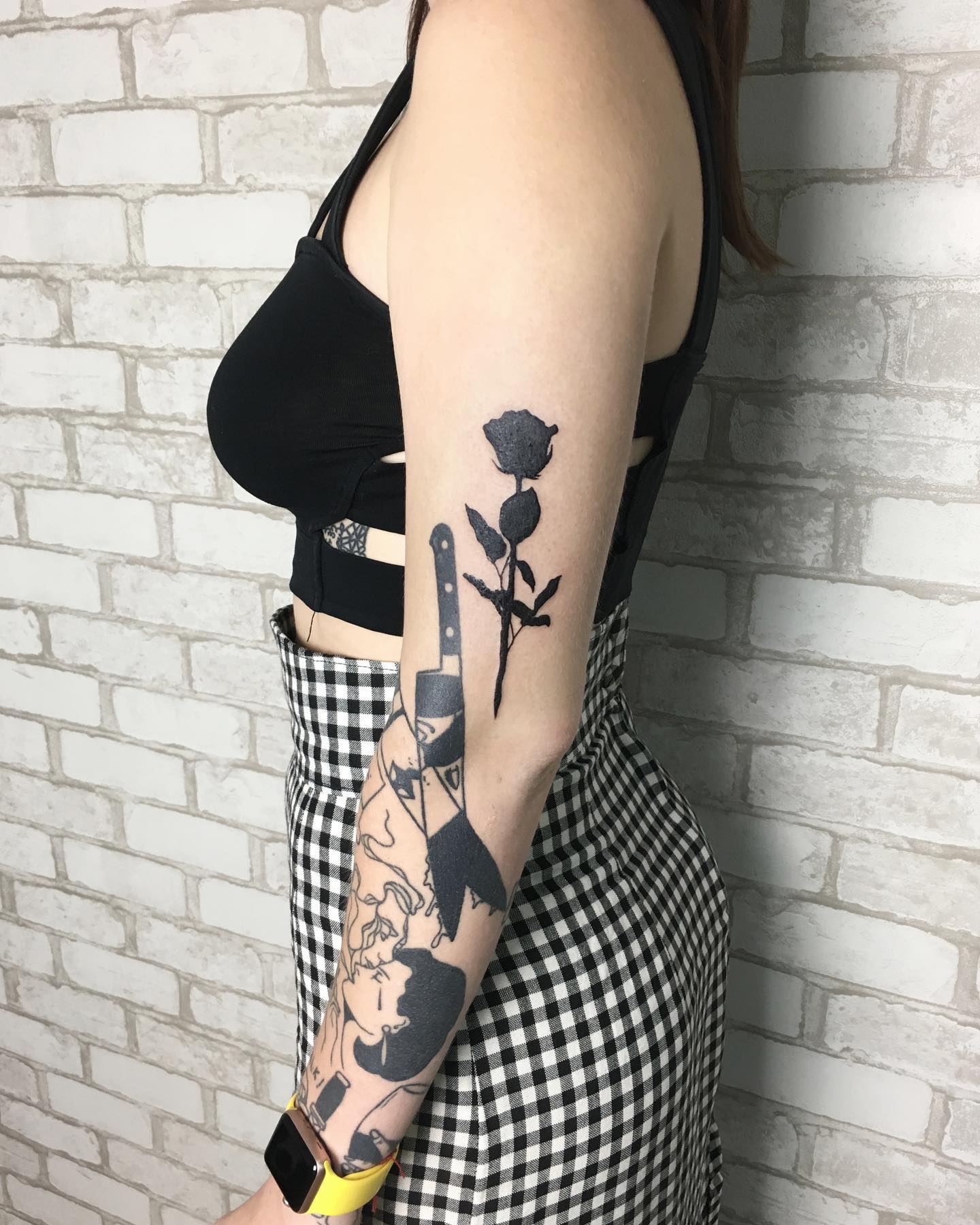 Для дівчат на передпліччі троянда, фото - Тату салон Dark Space Tattoo