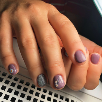 Бежевый маникюр с наклейками, фото - Мастер маникюра Аліна Нижник