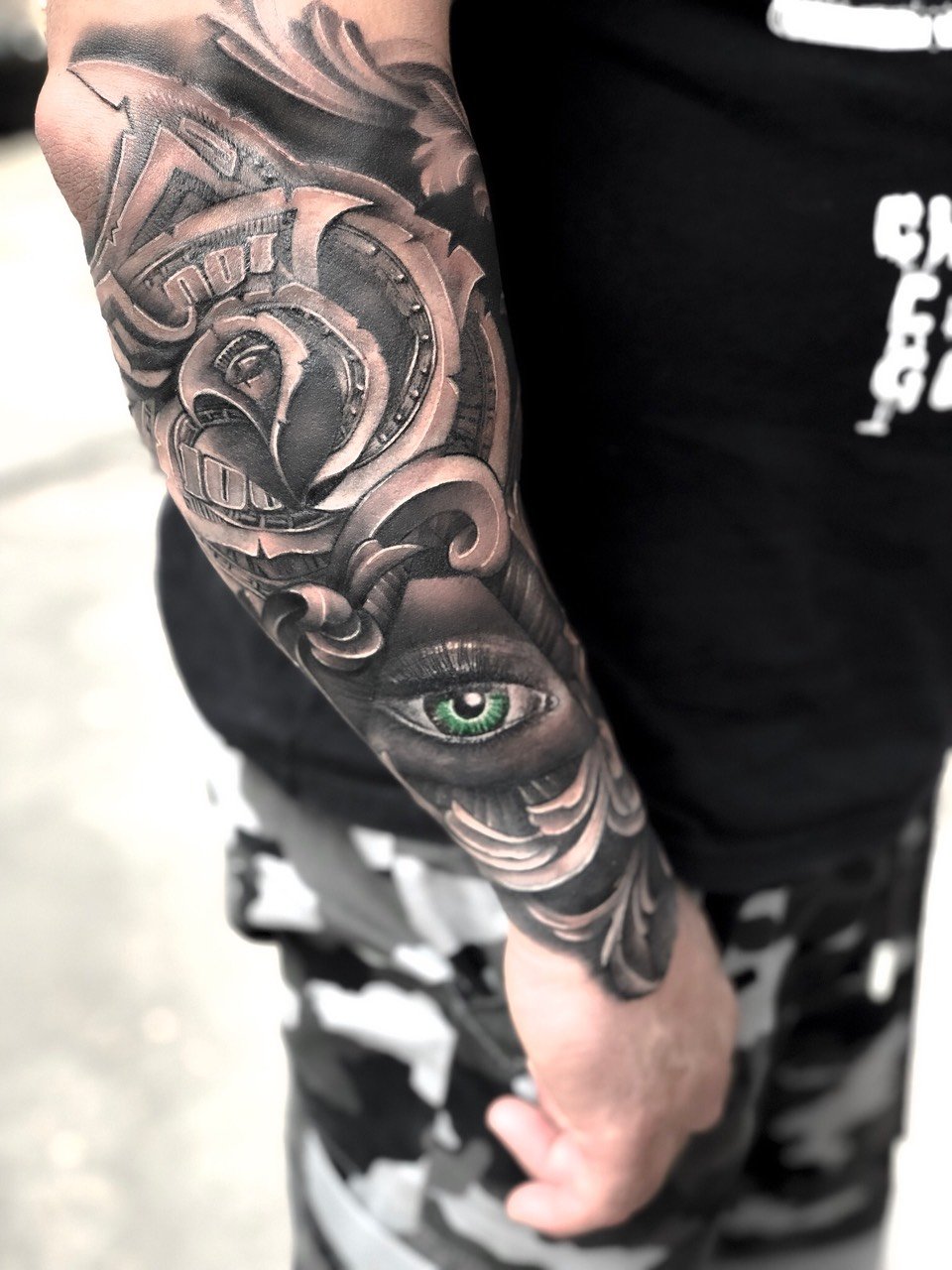 Мужские глаз на предплечье, фото - Тату салон RS Tattoo Community