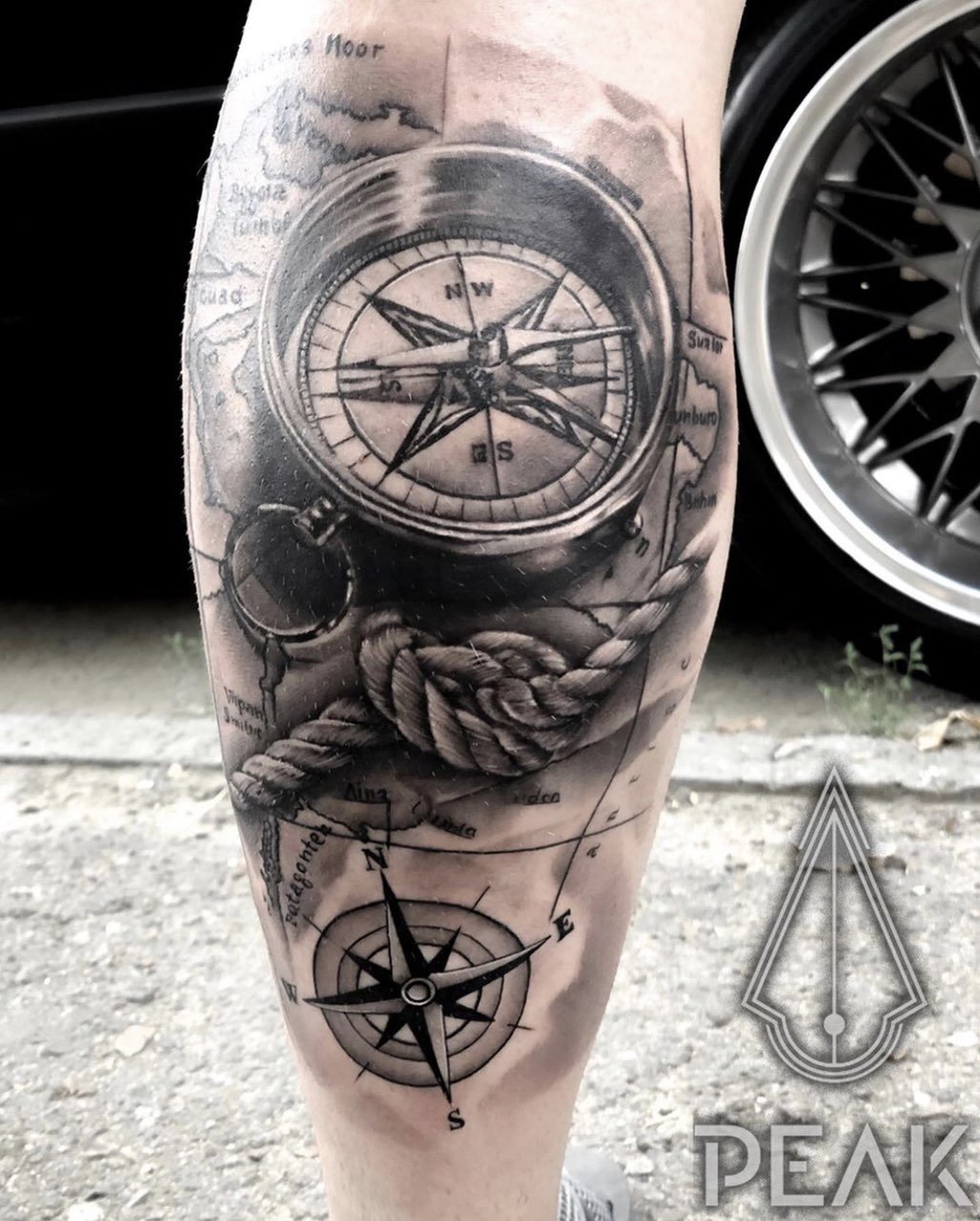 На икре компас, фото - Тату салон RS Tattoo Community