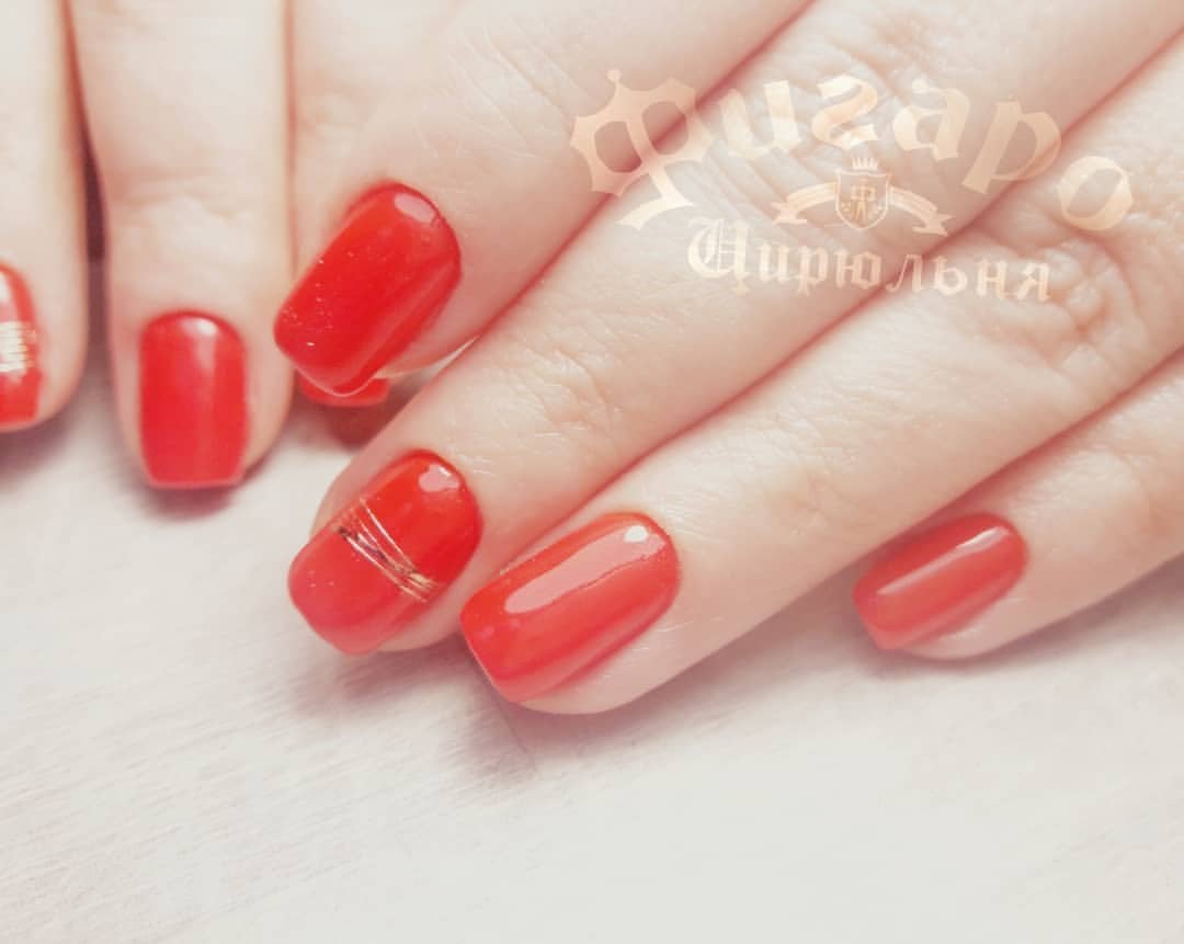 Красный маникюр яркий с золотом, фото -  Цирюльня Фигаро