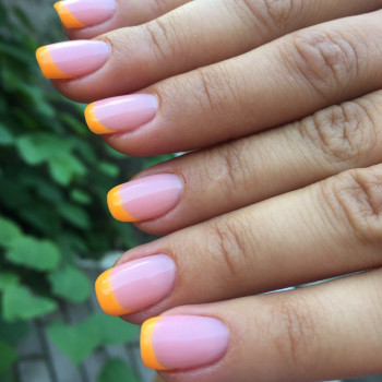 Манікюр зі зняттям та покриттям
                    Салон красоты Fargo Киев