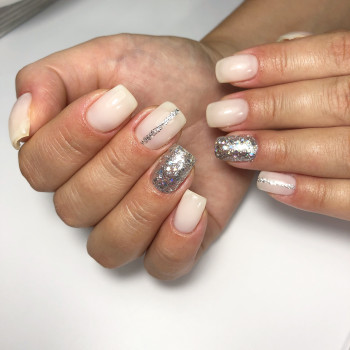Маникюр с покрытием гель-лаком
                    Салон красоты Confetti Харьков