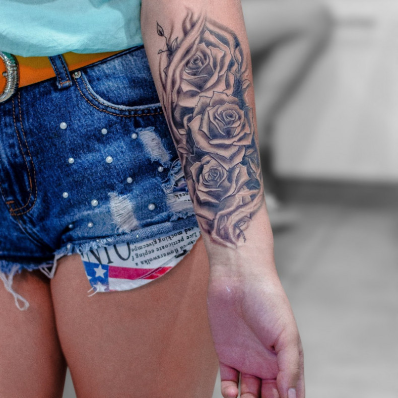 Женские на предплечье роза, фото - Тату салон Teta Tattoo