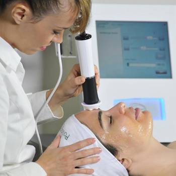 Аппарат Geneo+
Биоревитализация без инъекций 