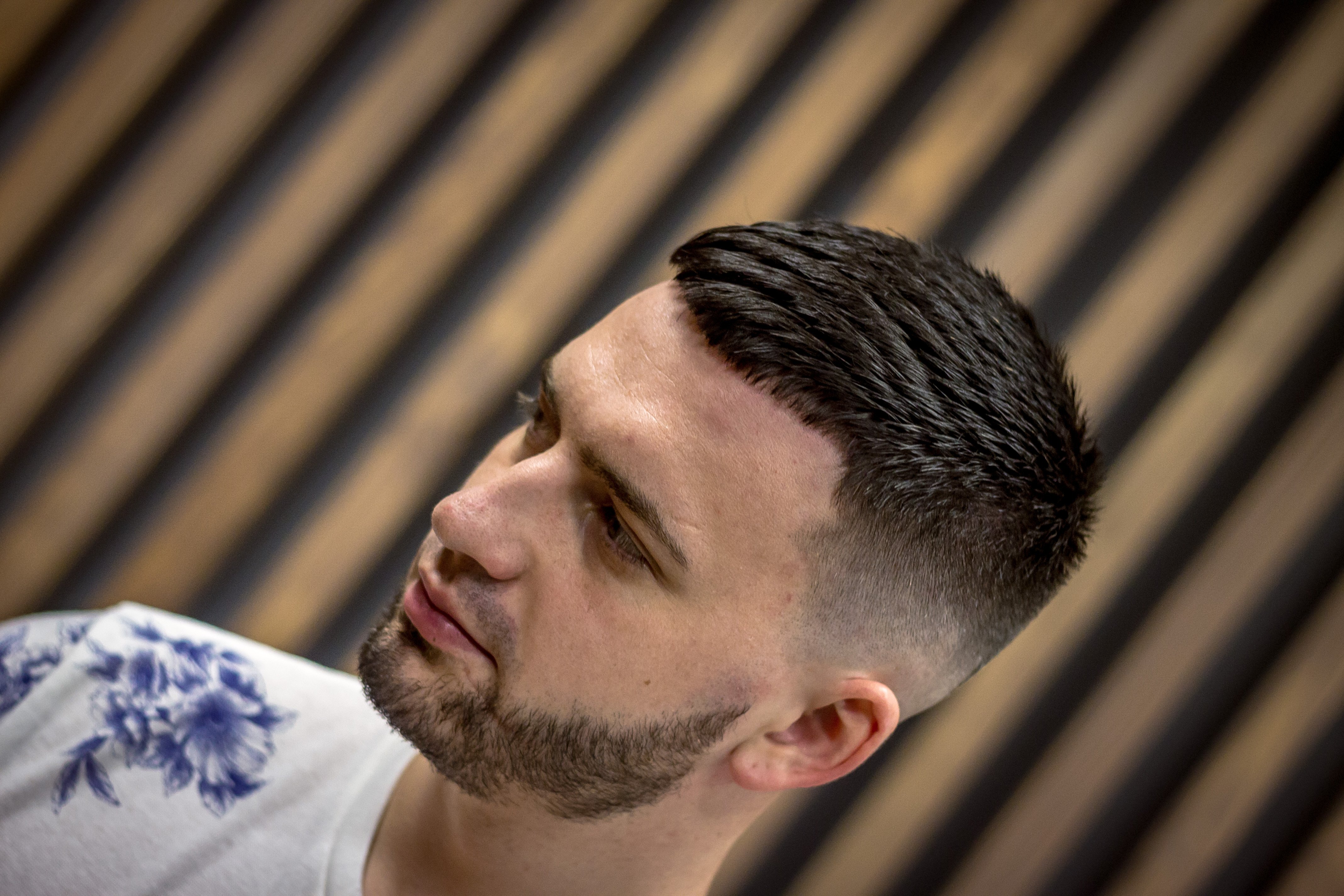 Чоловіча стрижка на коротке волосся фейд, фото -  DIKIY Barbershop