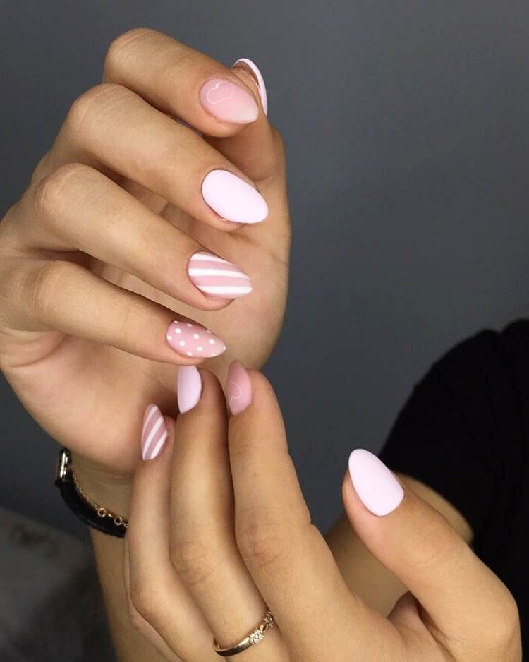 Ніжний манікюр з малюнком рожевий, фото - Студія краси Beauty Bar