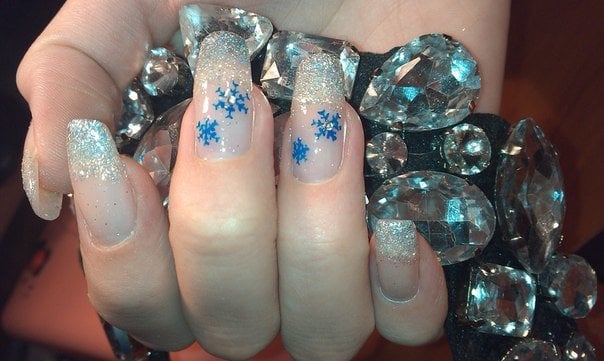 Манікюр з блискітками малюнком зима, фото - Нігтьова студія Charming Nails